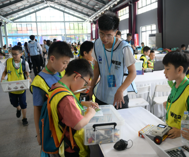 高效的压力测试场它迫使学生将模糊的神往转化为结构化表达